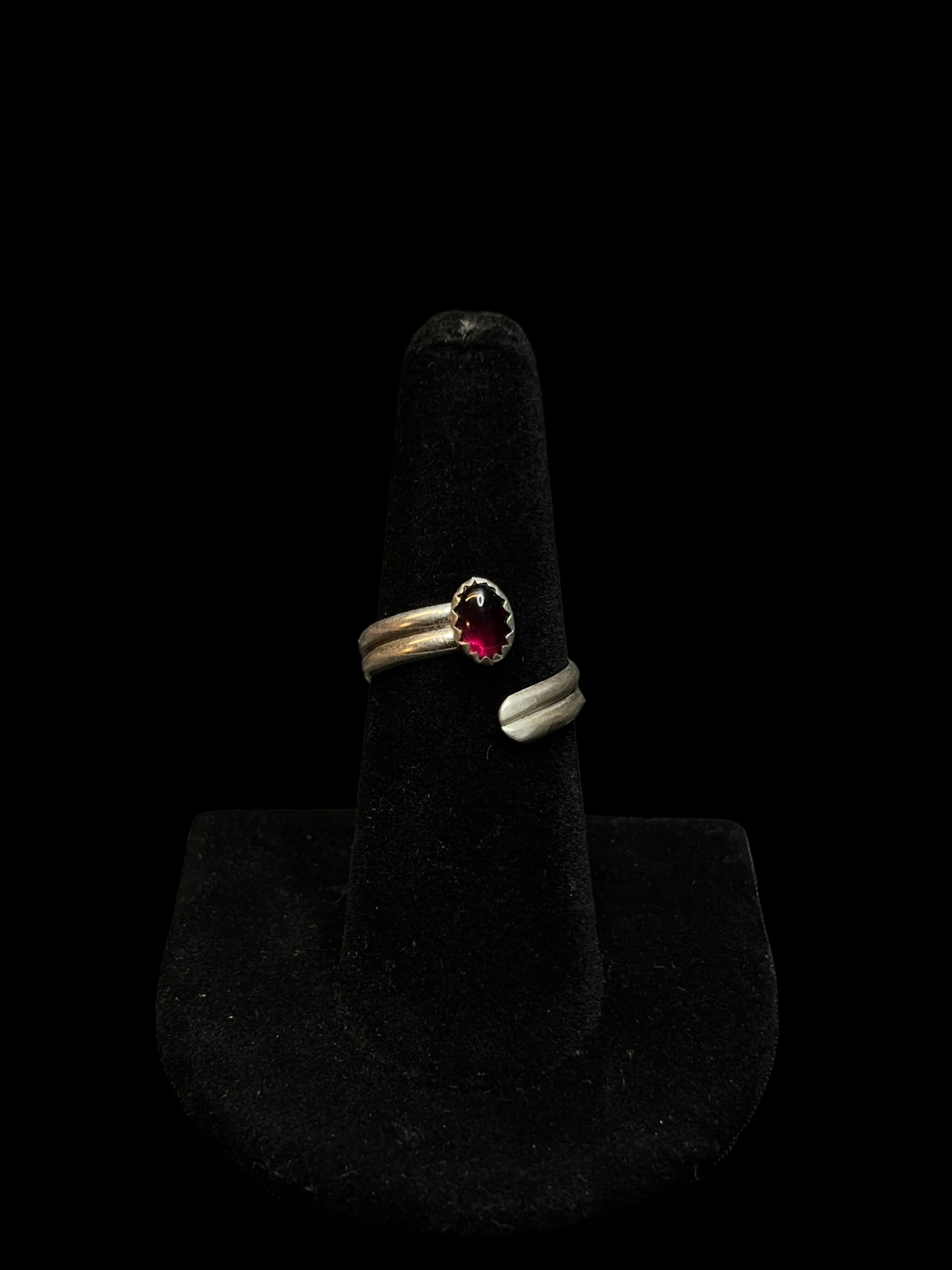 ADJUSTABLE SINGLE GARNET RING