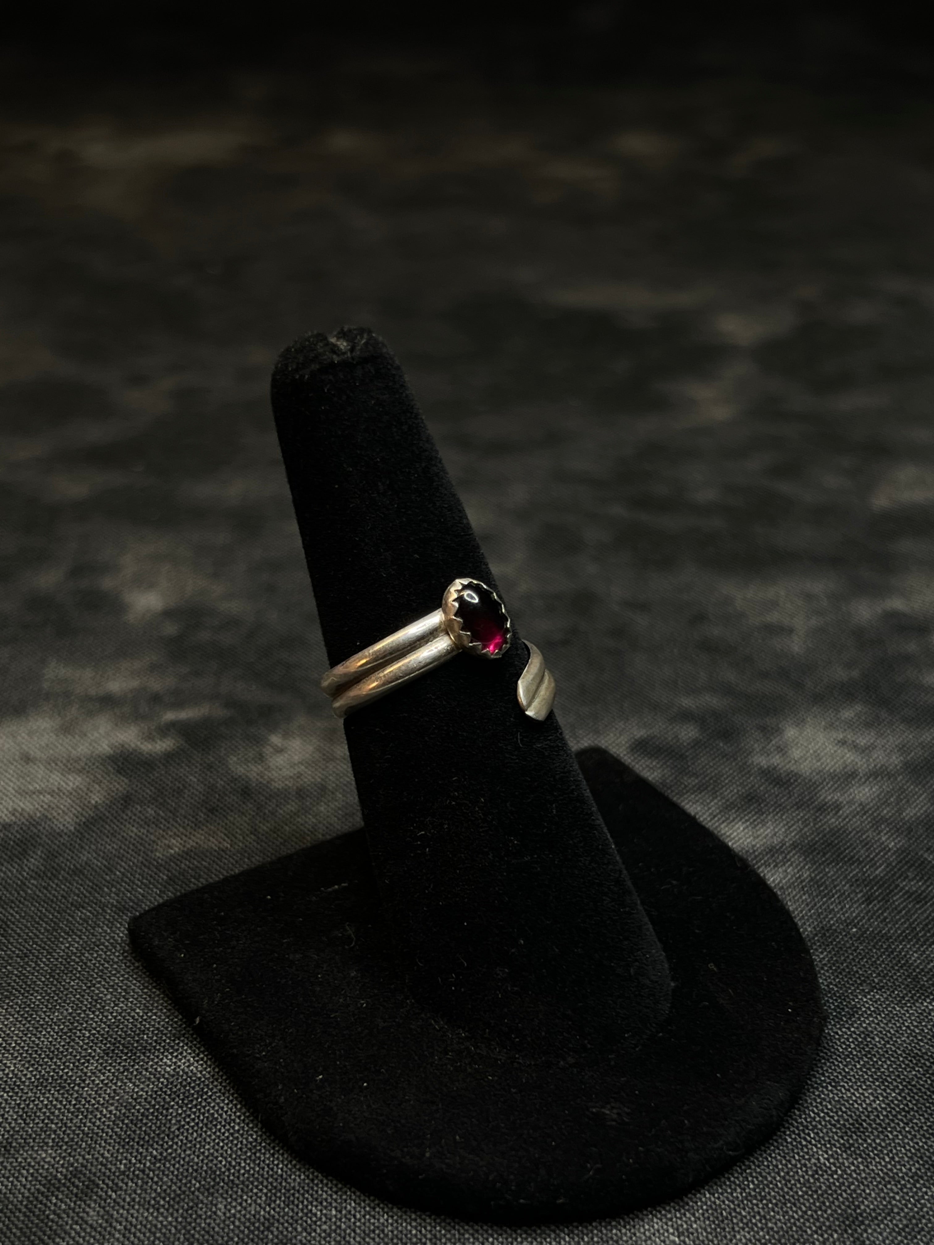 ADJUSTABLE SINGLE GARNET RING