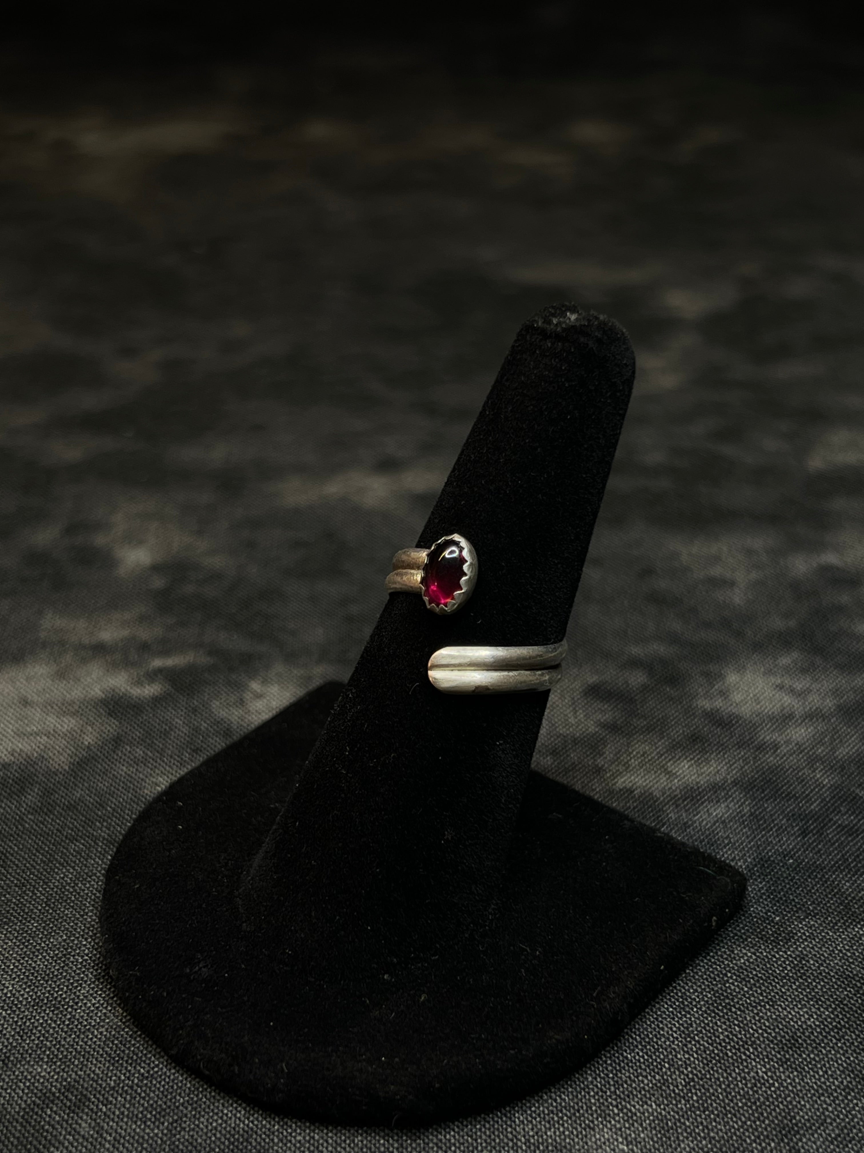 ADJUSTABLE SINGLE GARNET RING