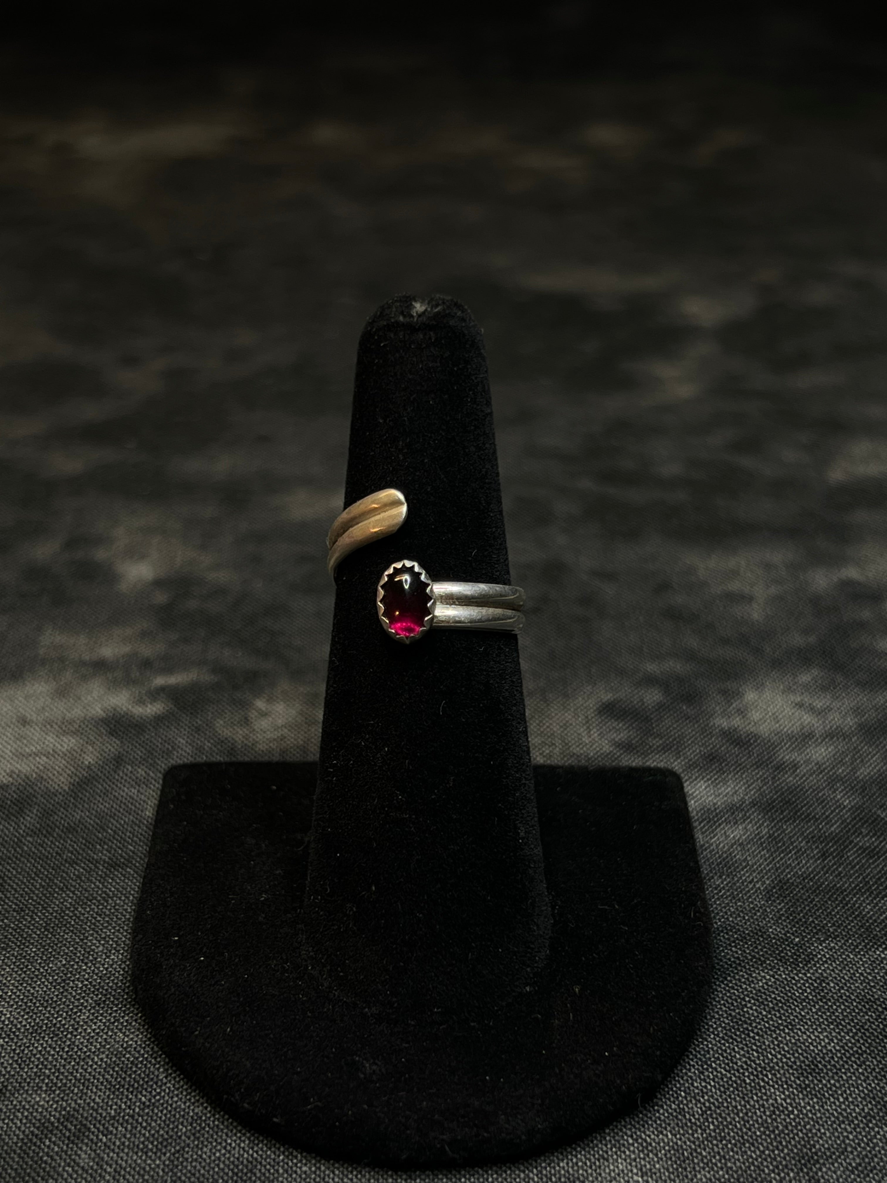 ADJUSTABLE SINGLE GARNET RING